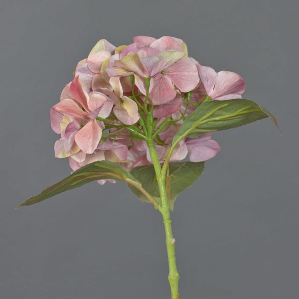 Künstliche Hortensie mit rosa Blütenstand und grünem Stiel mit Blättern.