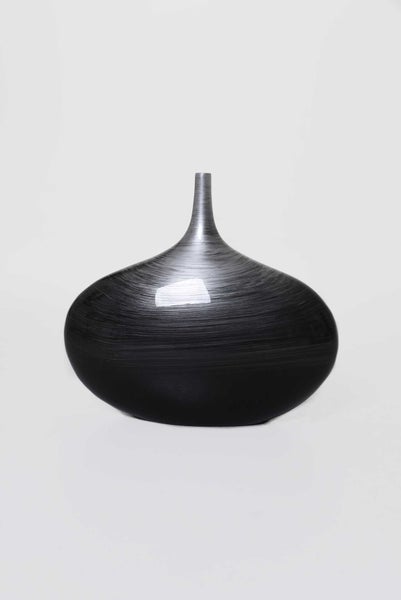 Runde Keramikvase in Dunkelgrau mit schmalem Hals und horizontaler gebürsteter Metall-Optik.