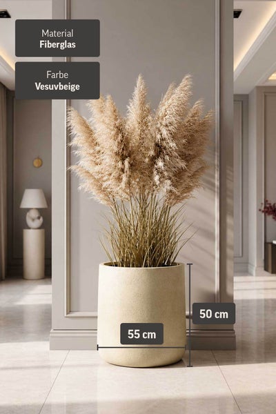 Runder Pflanzkübel aus Fiberglas in Vesuvbeige, 55 Zentimeter breit und 50 Zentimeter hoch, mit Pampasgras in einem hellen, modernen Raum.