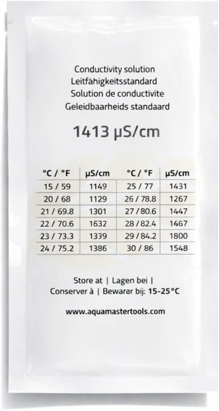 Leitfähigkeitsstandard 1413 Mikrosiemens pro Zentimeter in einem Beutel mit Tabelle für die Temperaturkompensation.