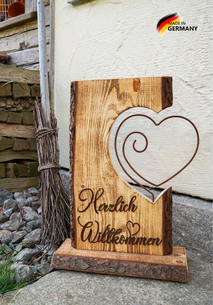 Holzschild Herzlich Willkommen mit Metallherz und Baumkante, Made in Germany