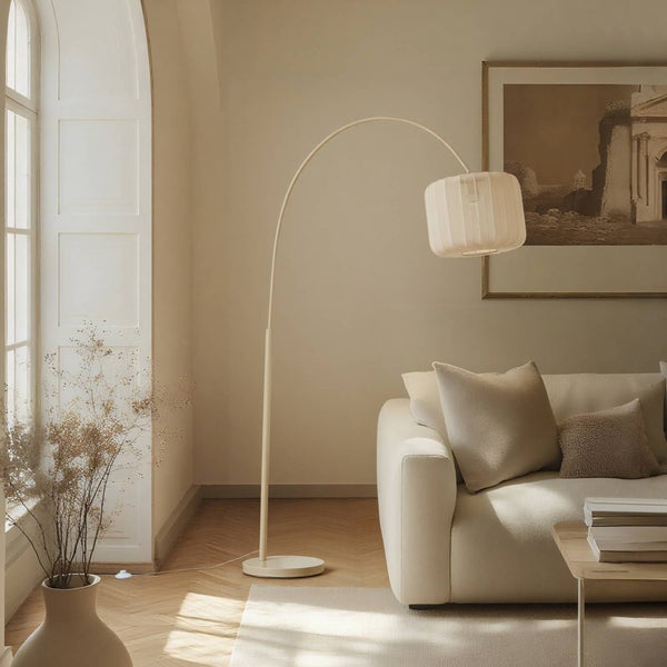 Bogenlampe neben einem Sofa in einem hellen Wohnzimmer