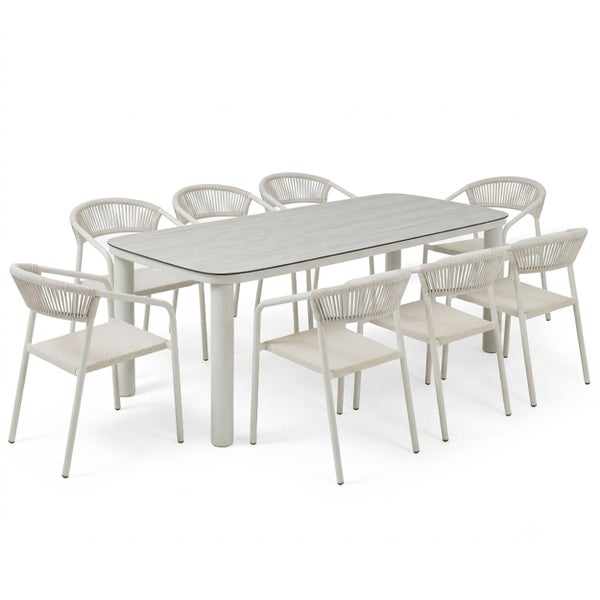 Gartenmöbel-Set bestehend aus einem rechteckigen Tisch und acht Armlehnstühlen mit Seilgeflecht-Rückenlehne.