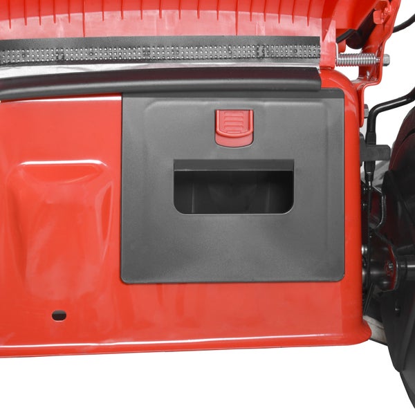 Detailansicht der Abdeckung für das Batteriefach oder den Wartungszugang an einem Rasenmäher mit Verriegelung.