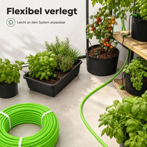 Flexibles Bewässerungssystem mit Bewässerungsschlauch zur effizienten Versorgung von Topfpflanzen und Kräutern in einem Gewächshaus.