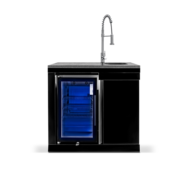 Schwarzes Außenküchenmodul mit Getränkekühlschrank mit blauer Beleuchtung, Spülbecken und hoher Spiralfederarmatur.