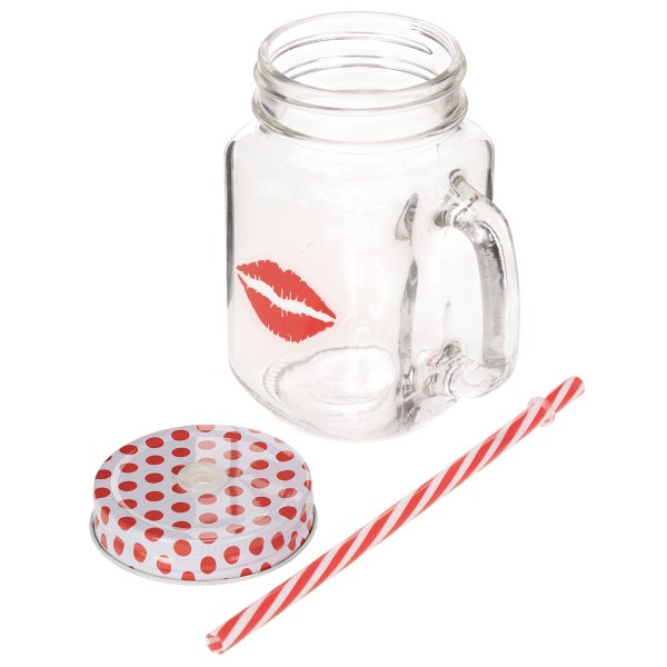 Trinkglas mit Henkel, Metalldeckel mit Punkten, Lippen-Aufdruck und gestreiftem Trinkhalm.