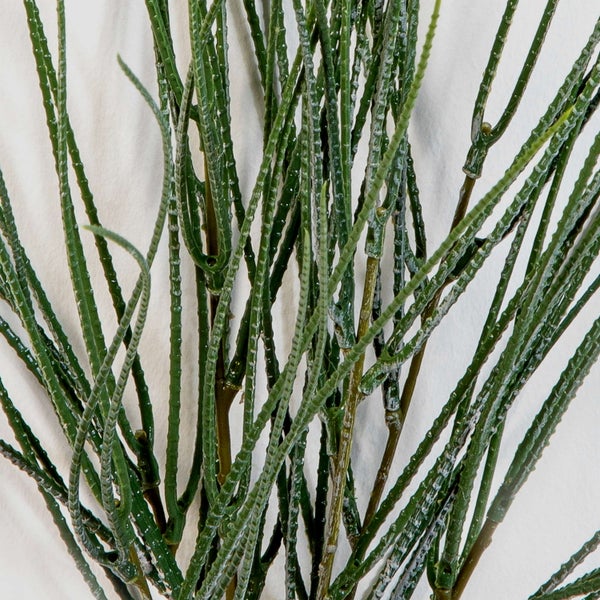 Künstlicher Dekozweig mit feinen, strukturierten grünen Stielen aus Kunststoff.