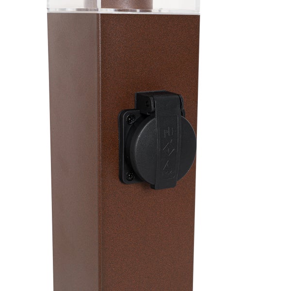 Außensteckdose an einer braunen Energiesäule mit schwarzem Klappdeckel für Spritzwasserschutz.