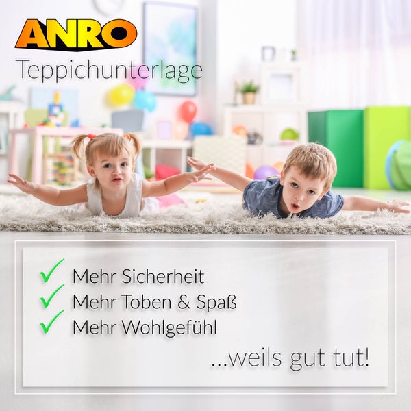 Zwei Kinder spielen auf hellem Hochflorteppich mit ANRO Teppichunterlage in hellem Zimmer. ANRO Logo. Vorteile: Sicherheit, Spaß und Wohlbefinden.