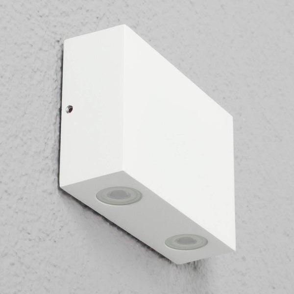 Rechteckige Wandleuchte mit zwei Lichtquellen an der Unterseite, weiß.