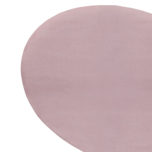 Runder, flauschiger Teppich aus weichem Material in Rosa.