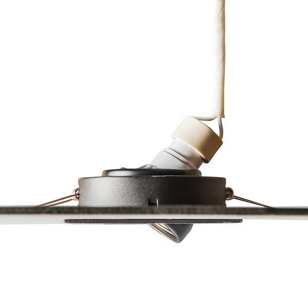 Seitenansicht eines schwarzen Einbaustrahlers mit Schwenkfunktion, Montagefedern und hitzebeständigem Kabel.