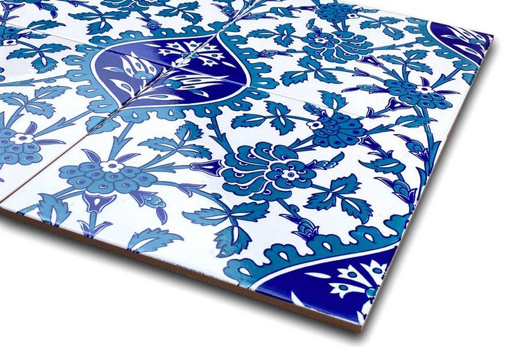 Fliesen mit blauem Blumenmuster