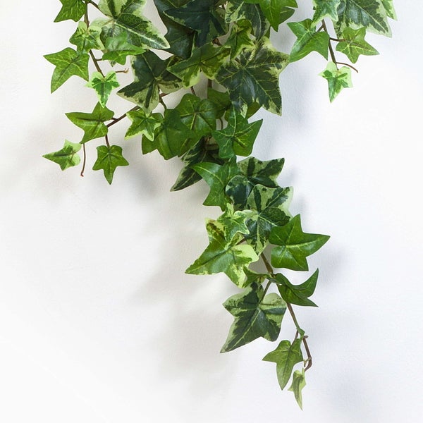 Künstliche Geigenfeige Ficus Lyrata im schwarzen Topf mit großen grünen Blättern.