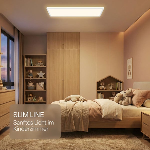 Flaches, rechteckiges LED-Deckenpanel in einem hellen, modern eingerichteten Flur mit Zimmerpflanze und Sofa.