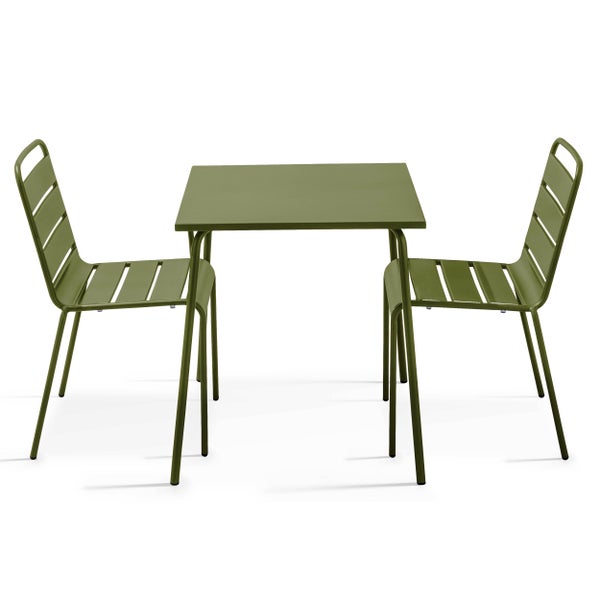 Grünes Gartenmöbel-Set aus Metall bestehend aus einem quadratischen Tisch und zwei Lattenstühlen.