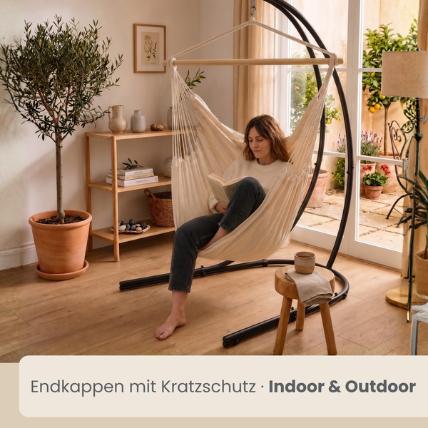 Hängesessel mit Gestell für Innen und Außen, ausgestattet mit Endkappen mit Kratzschutz für schonende Platzierung auf verschiedenen Bodenbelägen.