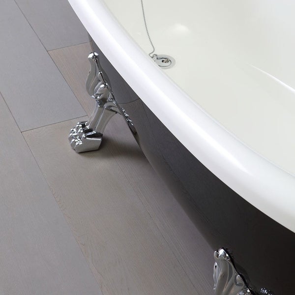 Freistehende Badewanne im klassischen Stil in Schwarz und Weiß | Romantica