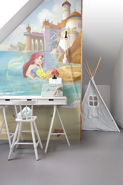 Kinderzimmer mit Schreibtisch, Stuhl, Spielzelt und Wandbild mit Arielle, der Meerjungfrau
