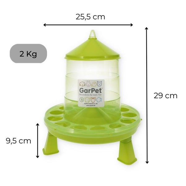 Bild einer Hühnertränke und eines Hühnerfutterautomaten mit den Hinweisen BPA-frei, UV-beständig, Wetterfest und Bruchsicher sowie einem Hühnerstall im Hintergrund.