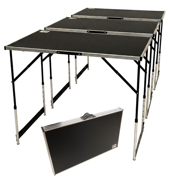 Mehrere schwarze Tapeziertische aus Aluminium, zusammengeklappt und aufgestellt.