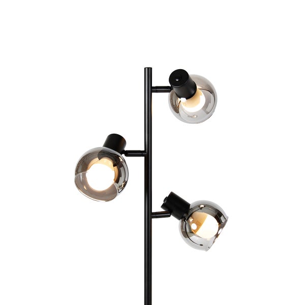 Dreiflammige Stehleuchte mit schwarzem Metallgestell und runden Glasschirmen.