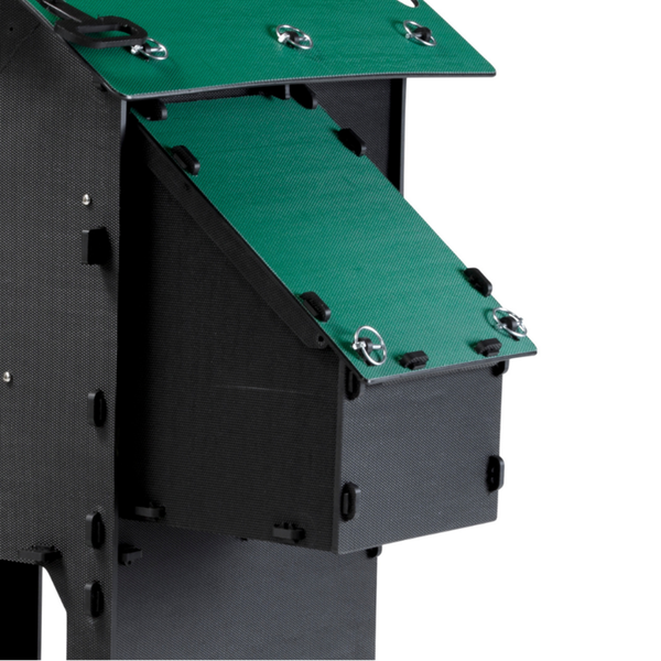 Detailaufnahme eines Nistkastens für Hühnerställe aus robustem Kunststoff mit grünem Dach und schwarzen Seitenteilen.