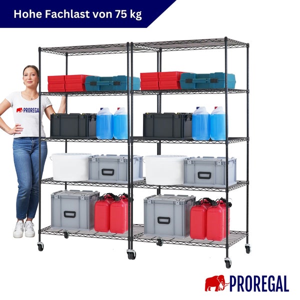 Schwarzes Drahtgitterregal auf Rollen, zwei Sektionen, Fachlast 75 Kilogramm, beladen mit Boxen neben einer Person, Proregal Logo.