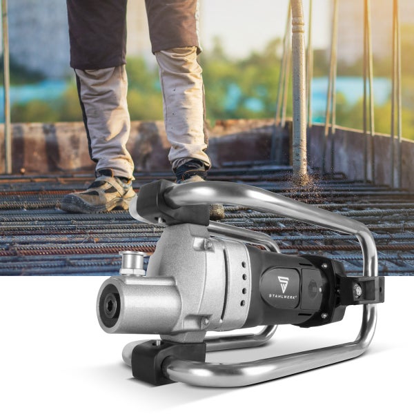 Betonrüttler mit Stahlwerk Logo im Einsatz auf einer Baustelle.