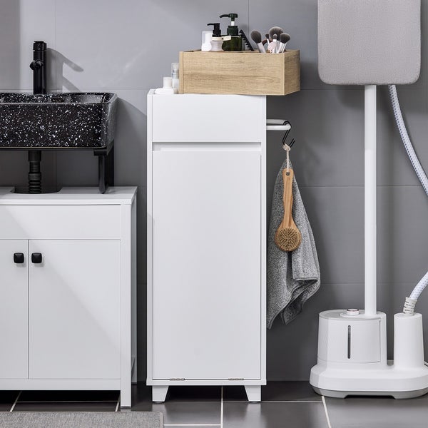 Badezimmer mit Waschbecken, Waschbeckenunterschrank und Wäscheständer