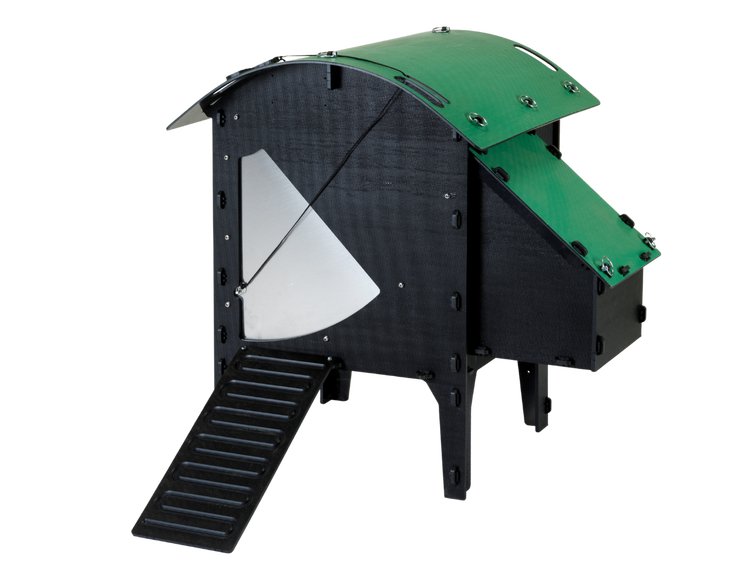 Hühnerstall aus Hochdrucklaminat mit grünem Bogendach, seitlichem Nistkasten und Hühnerleiter.