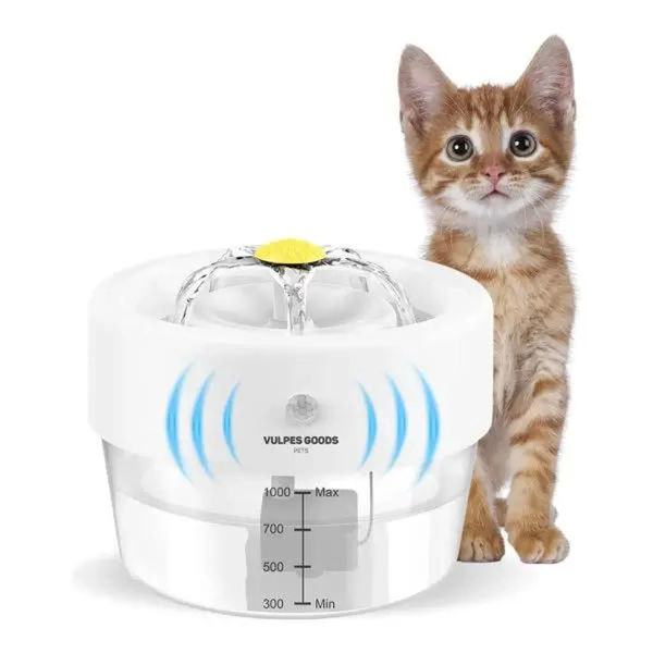 Automatischer Trinkbrunnen für Katzen mit Bewegungssensor und Wasserstandsanzeige mit einer jungen Katze als Größenvergleich.