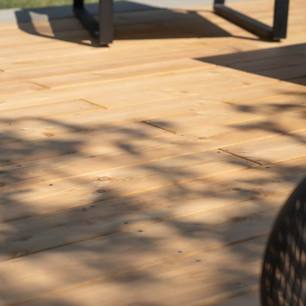 Holzterrasse aus massiven Dielen mit sichtbarer Maserung und Metallunterkonstruktion