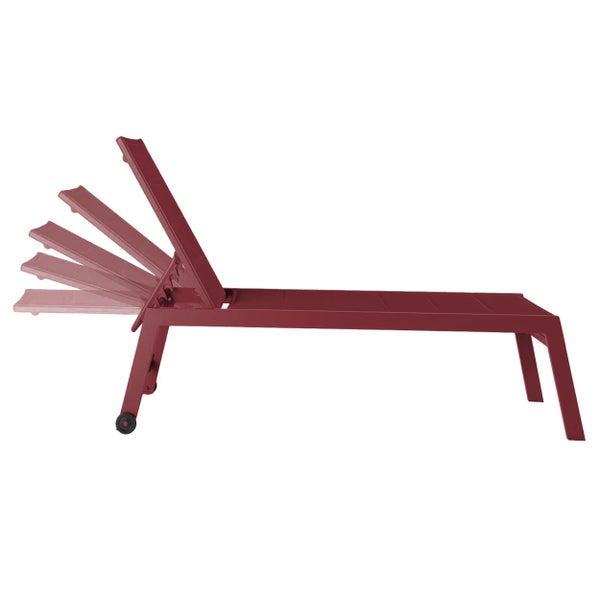 Geschlossener Ampelschirm mit schwarzem Metallgestell und beigefarbenem Stoffbezug auf einem Kreuzfuß.