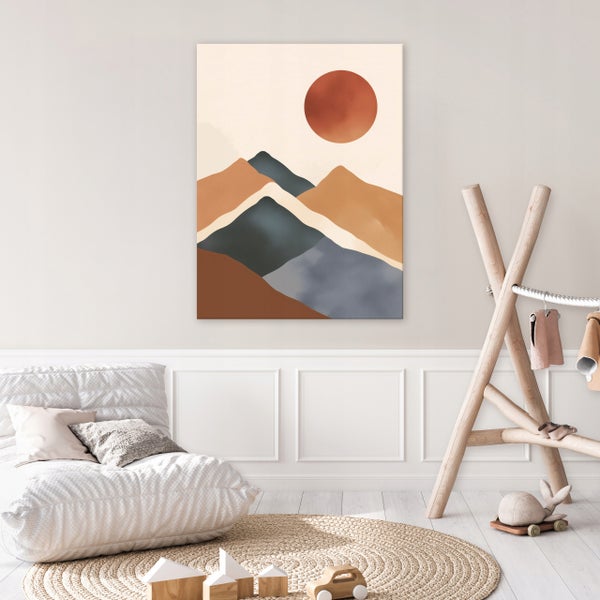 Abstraktes Wandbild mit Berglandschaft und Sonne im Kinderzimmer mit gemütlicher Sitzecke und einem hölzernen Kleiderständer im skandinavischen Stil.