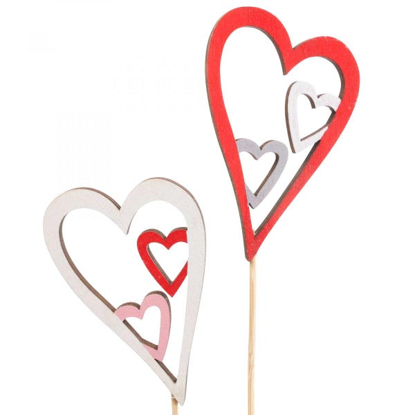 Zwei Herzstecker aus Holz mit Herzmotiven