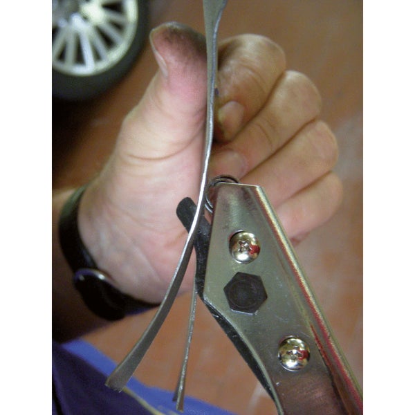 Blechschere im Einsatz zum Schneiden von Blech