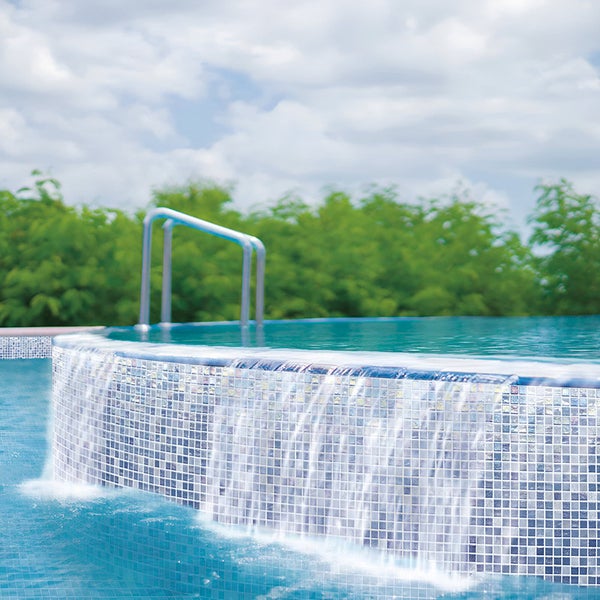 Infinity Pool mit Wasserfall und Mosaikfliesen im Außenbereich
