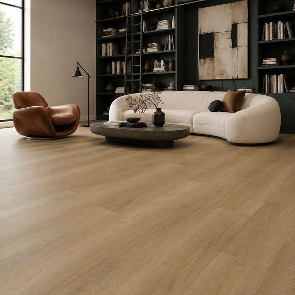 Wohnzimmer mit hellem Eichenparkett Bodenbelag, modernem geschwungenem Sofa, Ledersessel, großem Bücherregal und minimalistischem Couchtisch.