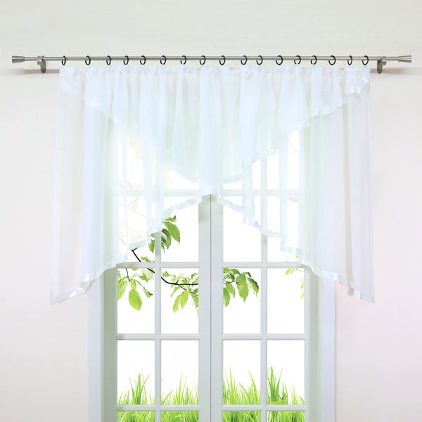 Gardine aus transparentem Stoff vor einem Fenster