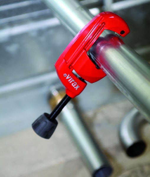 Virax Rohrabschneider beim Schneiden eines Metallrohrs.