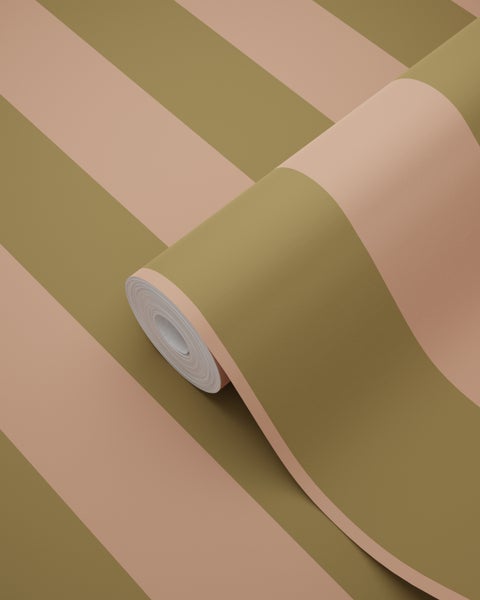Vliestapete mit breiten Blockstreifen in Olivgrün und Altrosa, matte Oberfläche, diagonal abgerollt.