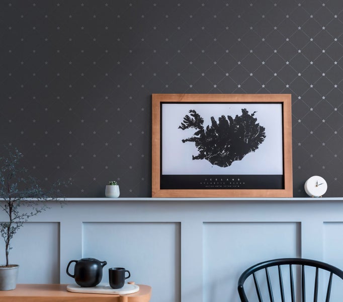 Dekoratives Zimmer mit Fototapete, Tisch, Teekanne und Stuhl