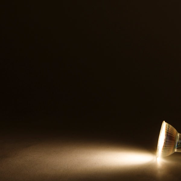 Eingeschaltetes LED-Reflektorleuchtmittel mit warmweißem Lichtstrahl.