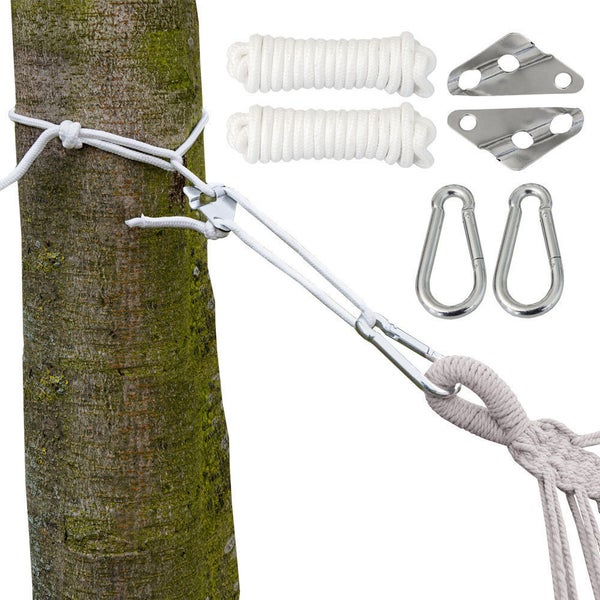 Hängemattenset mit Seilen, Karabinern und Befestigungsmaterial zur Anbringung an einem Baum