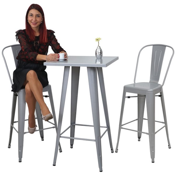 Stehtischgruppe mit zwei Barhockern und einer Frau, die an einem Tisch sitzt und eine Tasse hält