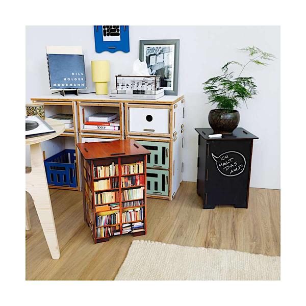Modulares Regalsystem und Beistelltische in einem organisierten Wohnbereich mit Bücherregal, Tafel-Beistelltisch und Dekorationselementen.