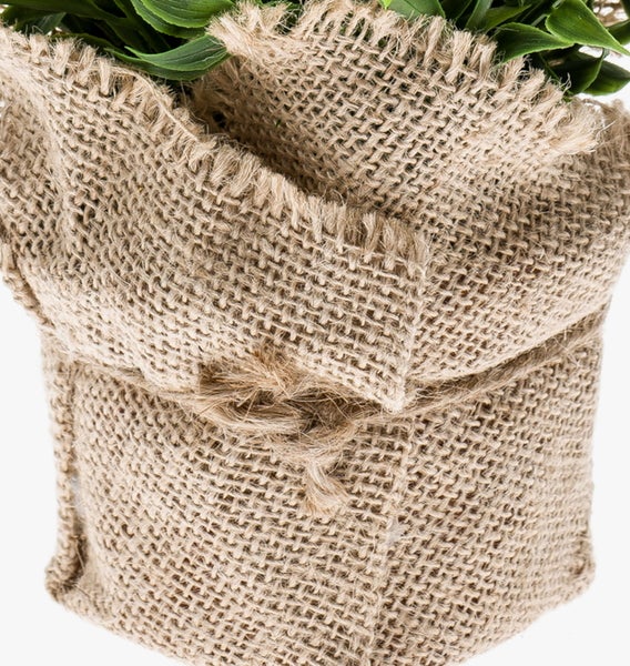 Quadratisches Paneel einer künstlichen grünen Wand mit Kunststoffblättern in Efeu- und Farnoptik.