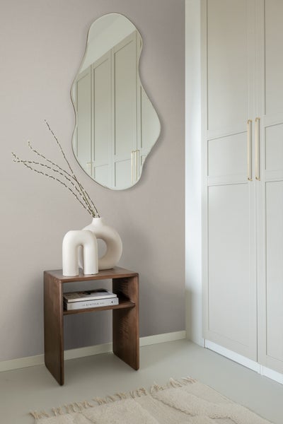 Dekoratives Zimmer mit Spiegel, Beistelltisch und Schrank